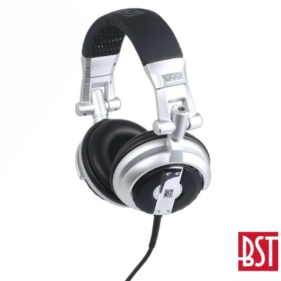 Auscultadores sobre-orelhas pretos e prata com almofadas de couro e armação metálica.