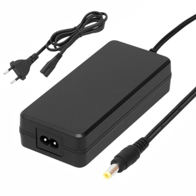 Carregador preto retangular com cabos elétricos