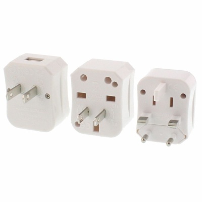 Adaptadores de viagem elétricos brancos com vários tipos de plugues