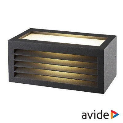 Luminária retangular preta com painéis horizontais e luz quente