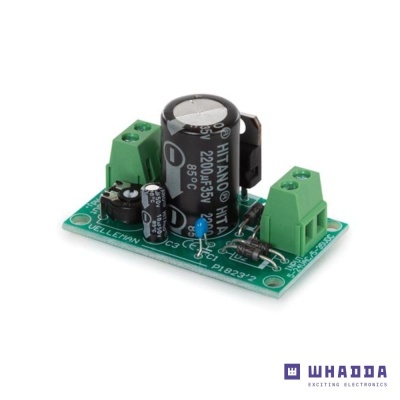 Placa eletrónica verde com componentes eletrónicos e conectores