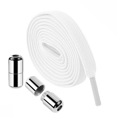 Cadarço branco com ponteiras metálicas cromadas