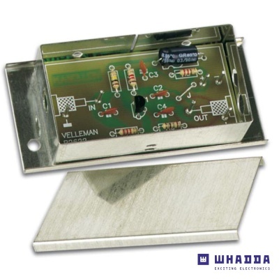 Módulo eletrônico com placa e caixa metálica prateada sobre fundo branco