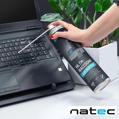 Spray para limpeza de teclado ao lado de portátil preto e planta verde.