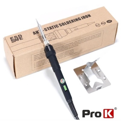 Ferro de soldar preto anti-estático com suporte metálico e embalagem castanha sobre fundo branco.