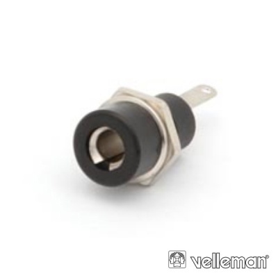 Conector jack de áudio preto e prata com montagem hexagonal e terminal metálico num fundo branco