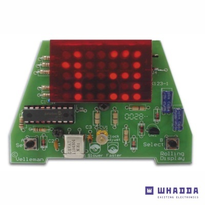 Placa eletrónica verde com display LED vermelho e componentes