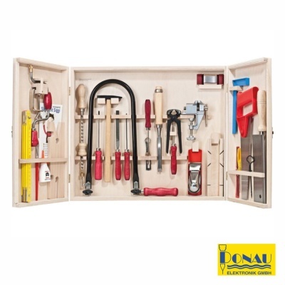 Conjunto de ferramentas de madeira com cabos vermelhos num estojo de madeira aberto