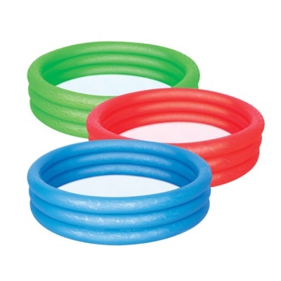 Três piscinas insufláveis pequenas em verde, vermelho e azul.