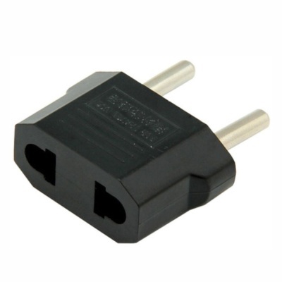 Adaptador de tomada elétrica preto com dois pinos redondos e múltiplas entradas