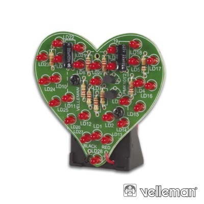 Placa eletrónica em forma de coração com LEDs vermelhos e componentes eletrónicos