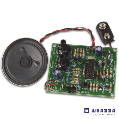 Placa eletrónica verde com altifalante e ficha de bateria sobre fundo branco