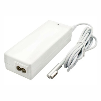 Carregador portátil branco com cabo branco e conector magnético prateado