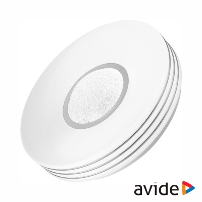 Conjunto de cinco pratos redondos brancos com anel cinza no centro empilhados