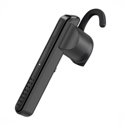Auricular Bluetooth preto com gancho para orelha e superfície lisa com orifícios