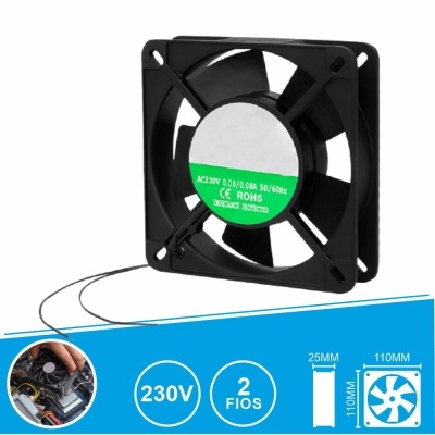 Ventoinha quadrada negra com etiqueta central verde e branca e fios pretos