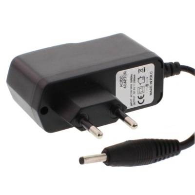 Carregador AC/DC preto com ficha de plugue europeu e cabo de conexão