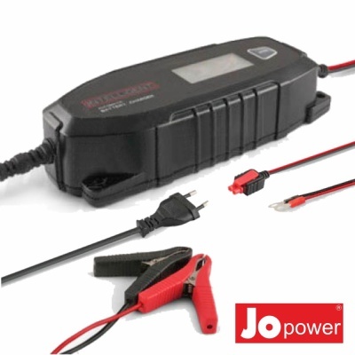 Carregador de bateria Jo Power preto com visor e cabos de garras numa superfície branca
