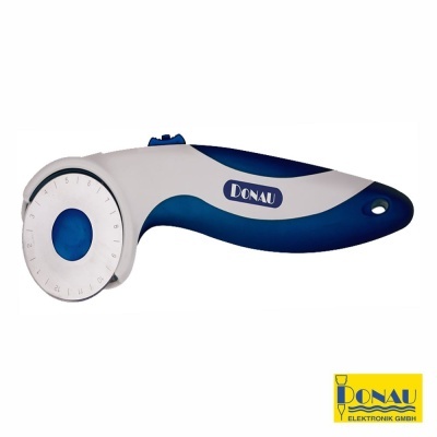 roda de corte para tecidos azul e branca com lâmina circular e marca DONAU