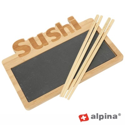 Prato para sushi de madeira com base preta e três pares de pauzinhos