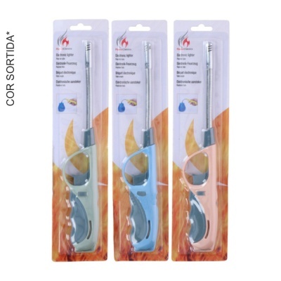 Três isqueiros de chama longa em cores cinza, azul e bege em embalagem com imagens de chamas