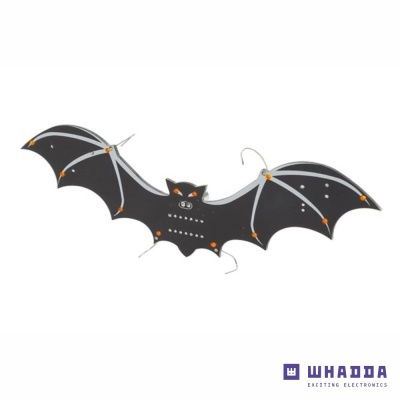 Pipa preta em formato de morcego com detalhes cinzentos e laranja