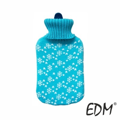 Frasco de água quente com capa azul clara de flocos de neve brancos com gola alta