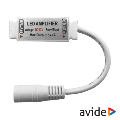 Amplificador LED com conetor branco e etiqueta com especificações em fundo branco