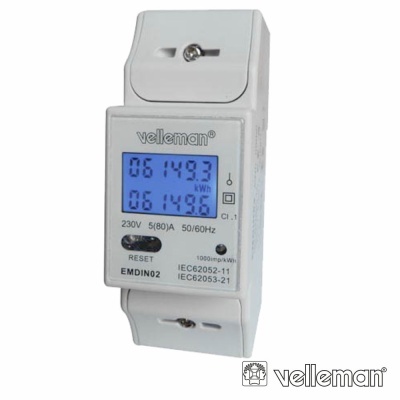 Medidor de energia elétrica digital branco com display azul e texto técnico