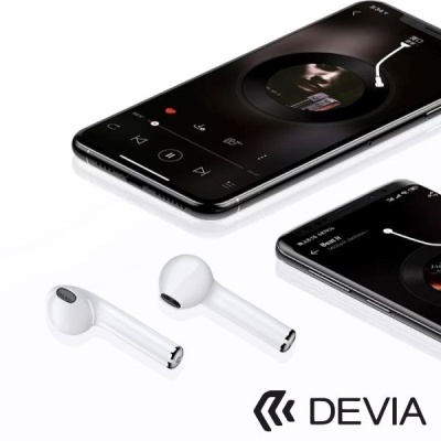 Auscultadores sem fios brancos e dois smartphones com interface de música preta