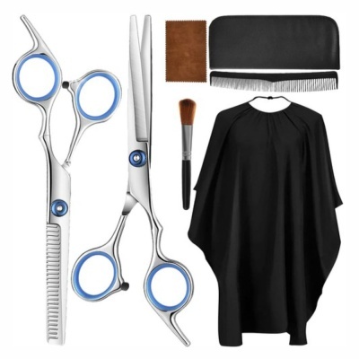 Conjunto de tesouras de cabelo, capa preta, pincel, pente e pano de limpeza