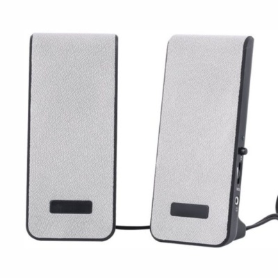 Colunas de computador retangulares cinza claro com detalhes pretos e entrada de áudio.