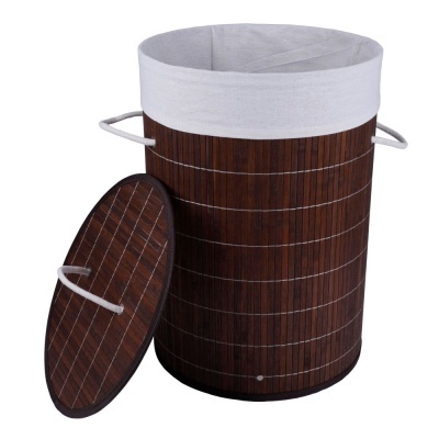 Cesto de roupa cilíndrico em madeira escura com forro branco e tampa removível