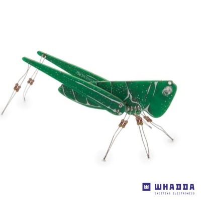 Miniatura verde de gafanhoto de metal com pernas finas de arame