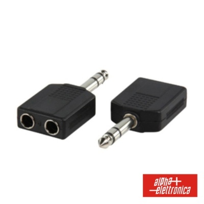 Adaptadores de áudio pretos com duas entradas jack fêmea e uma ficha jack macho