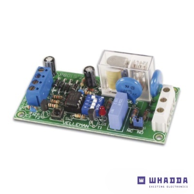 Placa eletrónica com relé transparente e componentes variados