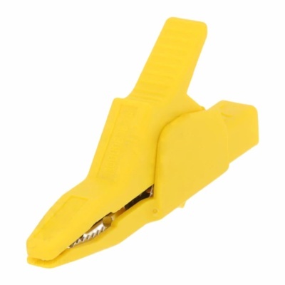 Pinça amarela de plástico com mola metálica sobre fundo branco