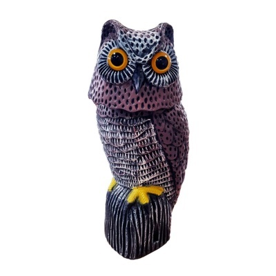 Estátua decorativa de coruja em material texturizado com olhos grandes amarelos