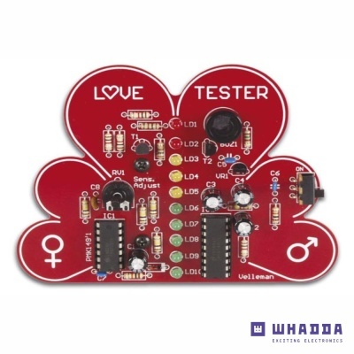 Placa eletrónica vermelha em forma de coração com circuito impresso e componentes eletrónicos