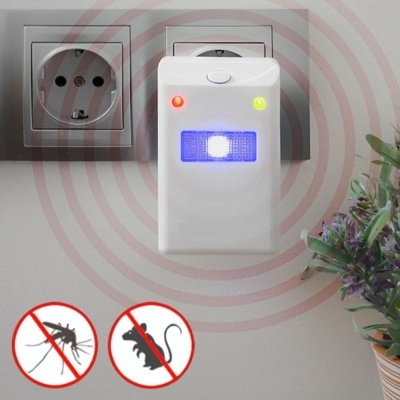 Aparelho repelente elétrico branco com luzes indicadoras plugado em tomada