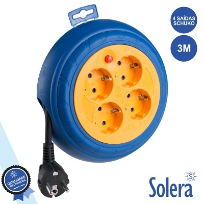 Extensão elétrica azul e amarela com quatro tomadas Schuko e cabo preto