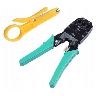 Ferramentas para crimpagem e decapagem de cabos em fundo branco