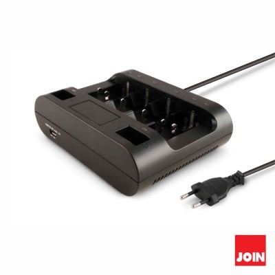 Carregador de baterias preto com quatro compartimentos e cabo de energia