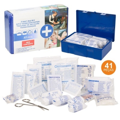 Kit de primeiros socorros com caixa plástica azul e embalagem de papel ao lado.