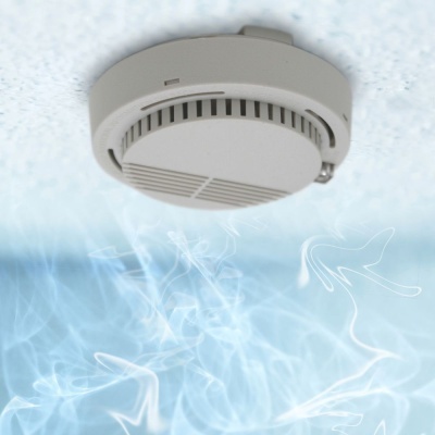 Detector de fumo branco no teto com efeito visual de fumo azul