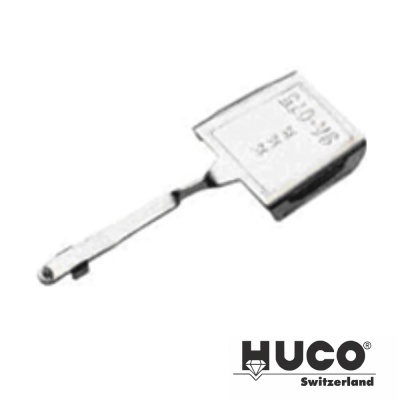 Chave metálica prateada com texto ELG-35 1234 e logótipo HUCO Switzerland