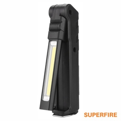 Lanterna portátil preta com painel luminoso branco e texto SUPERFIRE