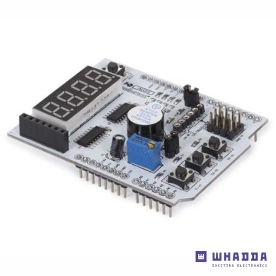 Placa eletrónica branca com display digital e componentes eletrónicos variados