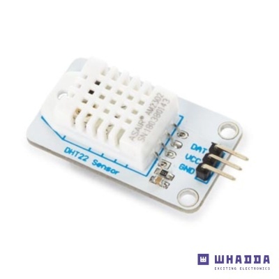 Sensor DHT22 branco montado numa placa de circuito impresso branca com ligações rotuladas.