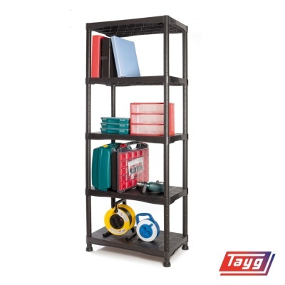 Estante preta de plástico com objetos de escritório e ferramentas em prateleiras